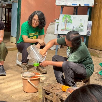 Thonglao demostrated how to extract fig seed